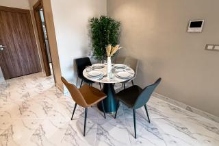 Panoramic Coastal Apartment with Elegant Comfort - Al-Ḥoseyma - 1