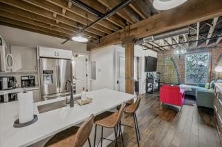 Luxe Loft with Speakeasy Parking and 2 Mi to Broadway - 9