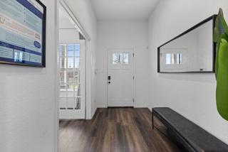 Central Houston House - 4BR and 3BA, Sleeps 10 Guests - 1