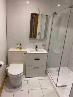 Agamemnon House - superb marina and sea view apartment, sleeps 6 - Milford Haven - 3