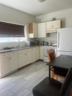 three bedroom near uvic - 0