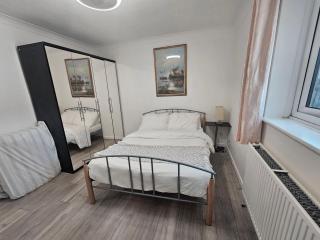 Comfy Apartment Near Shops & Station - 8
