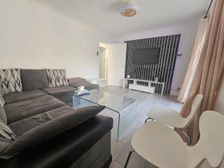 Comfy Apartment Near Shops & Station - 0
