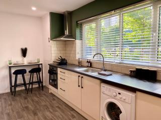 Stylish Group Stay, Sleeps 12, Free Parking, by Manchester Piccadilly - 8