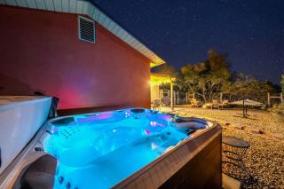 Arrowleaf Family House with Hot Tub - 6