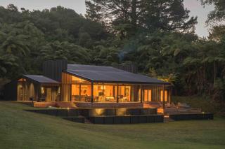 Lakefront Luxury at Okere Falls Lake Rotoiti - 9