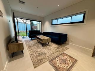 Stylish 2-Bed Granny Flat Near Station - 0