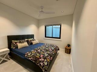 Stylish 2-Bed Granny Flat Near Station - 8