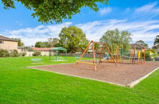 Stylish 2-Bed Granny Flat Near Station - 7