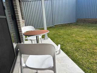 Stylish 2-Bed Granny Flat Near Station - 6