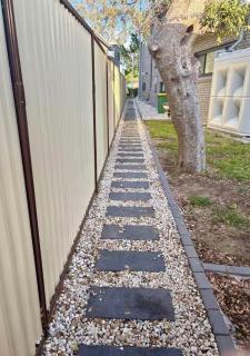 Stylish 2-Bed Granny Flat Near Station - 4