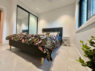 Stylish 2-Bed Granny Flat Near Station - 2