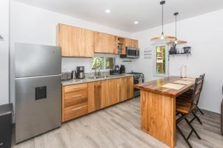 Snowbird Family Friendly Ready Stay in West End - 7