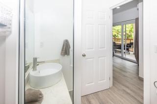 Snowbird Family Friendly Ready Stay in West End - 3