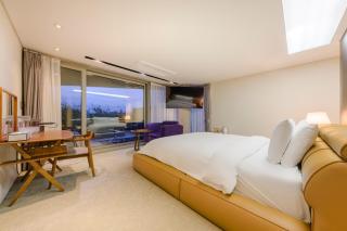 Bayhill Pool & Villa - 8