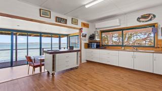 Kellidie Bliss Is Coffin Bay's Touch Of Paradise - Perfect Couples Retreat - 9