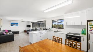 Endymion Is Ideally Situated On The Esplanade - 3
