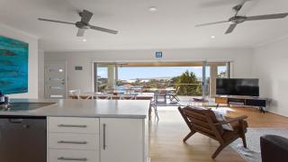 Endeavour View Is A Fantastic - A Modern, 4 Bedroom Holiday Home - 4