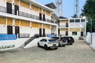 RedDoorz Plus near Alun Alun Majalengka - Cigasong - 3