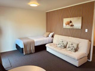 Summer Inn Motel - Newly Renovated, 2 Min Walk to Orewa Beach - 0