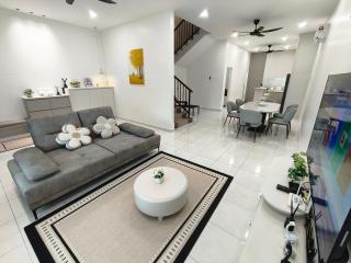 Spacious, 2 Storey Home, Up to 12 Pax, 4 Bedrooms, 4 Bathrooms, 2 Car Park Lots by Star Home - 9