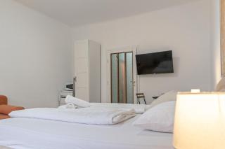 Lovely & Comfortable City Stay- Central Location - 9