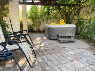 Relax at Artist's Secret Garden, KOI pond & COOL WATER jacuzzi, 4 BIG groups - 8