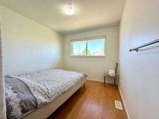 Spacious 4 Bedroom House Near YVR Airport, Transit & Shopping - Richmond - 3