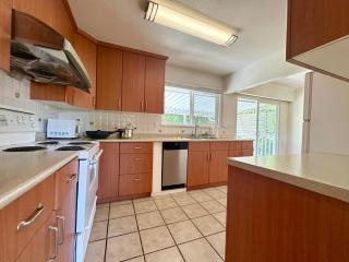 Spacious 4 Bedroom House Near YVR Airport, Transit & Shopping - Richmond - 2