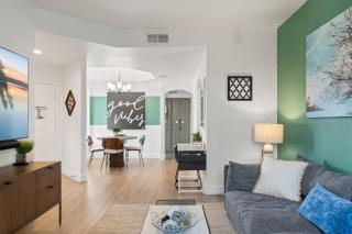 Bird's EyeView-Top Floor-QueenBd N390 - 6