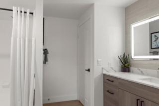 Bird's EyeView-Top Floor-QueenBd N390 - 2