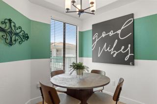 Bird's EyeView-Top Floor-QueenBd N390 - 4
