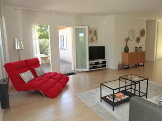 Spacious villa with heated pool and EV charger - 2