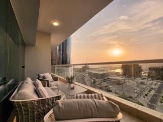 SOLARTE Luxe - New Large 2BR - Marina Promenade - Sea Views - Super King Bed & Workspace - 3