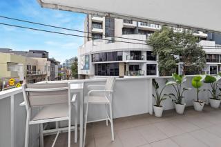 Sleek South Yarra 2-Bed with Alfresco Dining - 8