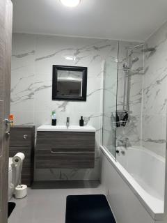 2 bed 2 bath apartment close to city centre, hospital and railway station - 9