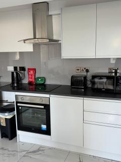 2 bed 2 bath apartment close to city centre, hospital and railway station - 1