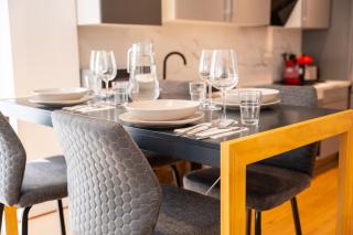 Spacious Deluxe Basement ideal for 8 guests - 7