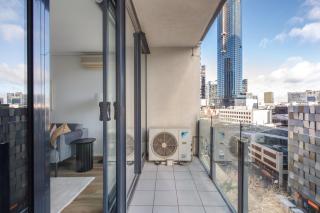 Modern Nomads Summit Southbank Sleek 2BR Resort Living with Gym and Pool - 5