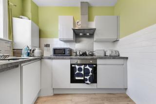 Leyton 1BR Flat Near Tube, 247 Gym, Tennis Court - 4