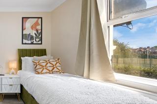 Leyton 1BR Flat Near Tube, 247 Gym, Tennis Court - 2