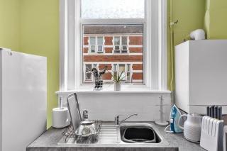 Leyton 1BR Flat Near Tube, 247 Gym, Tennis Court - 5