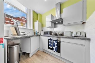 Leyton 1BR Flat Near Tube, 247 Gym, Tennis Court - 9