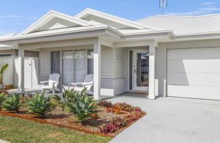 Main Beach House - Coastal Family Holiday Home - 0