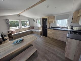 Vintage 33 8 Berth 3 Bed Caravan Glassed Front Veranda On Site Pool - Skegness - 3