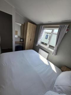 Vintage 33 8 Berth 3 Bed Caravan Glassed Front Veranda On Site Pool - Skegness - 2