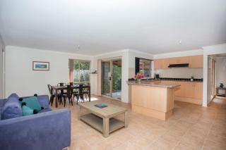 Leafy Retreat - spacious holiday home near harbour - 8