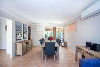 Leafy Retreat - spacious holiday home near harbour - 6