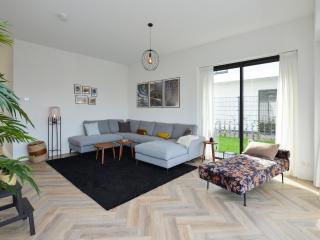 Luxury villa on the waterfront with jetty - 9