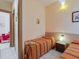 Flat near the sea with air conditioning and patio - 8